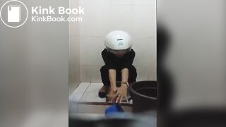 Ngintip cewek berak di SPBU