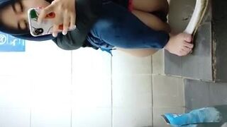 Ngintip cewek ngising ng wc