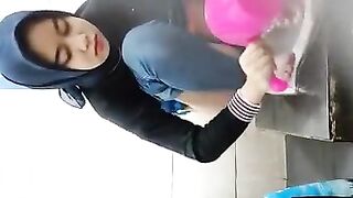 Ngintip cewek ngising ng wc