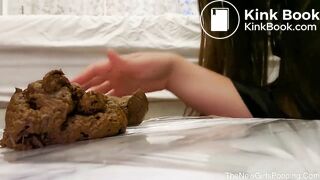 Cutie shits a yummy pile and shows it in close-up