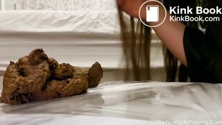 Cutie shits a yummy pile and shows it in close-up