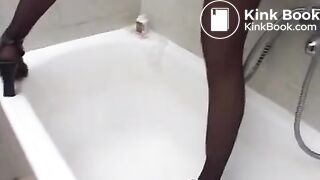 Hot girl shits in empty bathtub