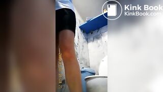 Voyeur girl Thai pee in toilet