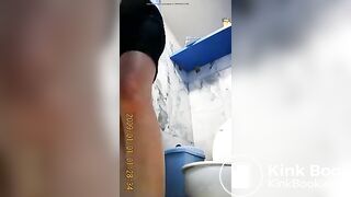 Voyeur girl Thai pee in toilet