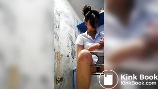Voyeur girl Thai pee in toilet