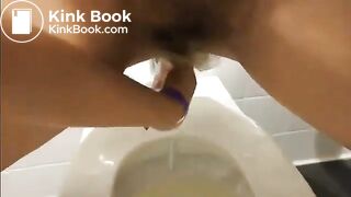 Preggo scat on the toilet