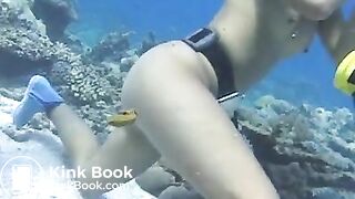 Shitting underwater - video 2