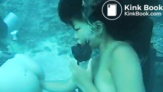 Shitting underwater - video 2
