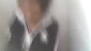 Sus amigas la graban cagando