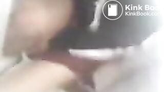 Sus amigas la graban cagando