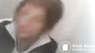 Sus amigas la graban cagando