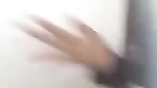 Sus amigas la graban cagando