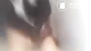 Sus amigas la graban cagando