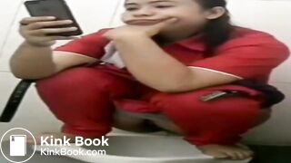 Ngintip cewek berak di spbu