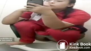 Ngintip cewek berak di spbu