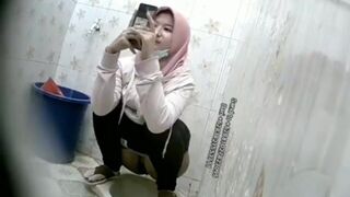 Ngintip jilbab cantik berak sambil main hp
