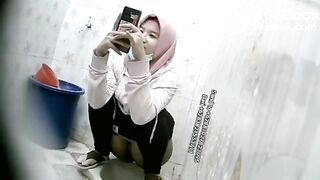 Ngintip jilbab cantik berak sambil main hp