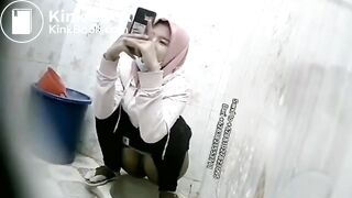Ngintip jilbab cantik berak sambil main hp