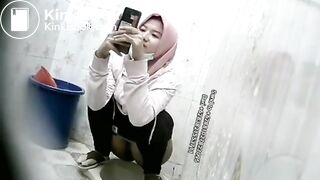 Ngintip jilbab cantik berak sambil main hp