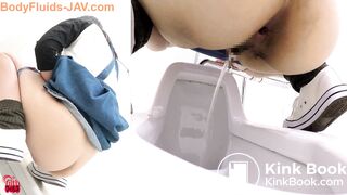 Asian girl shitting - video 4