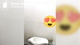 Jilbab karyawan SPBU berak sambil ngerokok