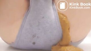 Beautiful korean schoolgirl pooping with her panty