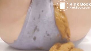 Beautiful korean schoolgirl pooping with her panty