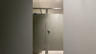 She In the Gym and she needs to SHIT