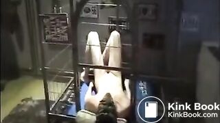 Chinese femdom scat 109 笼子里的男奴被喂食大便