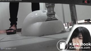 hot college girl takes a shit