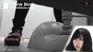 hot college girl takes a shit