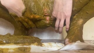 Hot girl goes extream in scat smear.