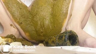 Hot girl goes extream in scat smear.
