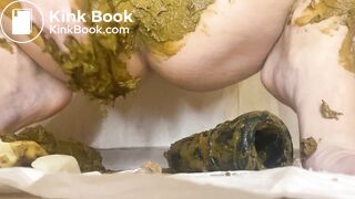 Hot girl goes extream in scat smear.
