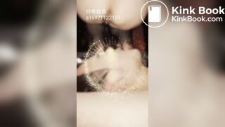 中国女生穿着丝袜拉屎