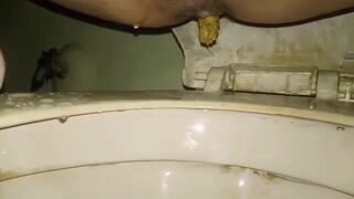Asian girl shitting - video 8