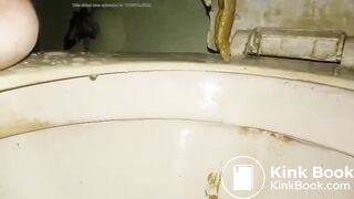 Asian girl shitting - video 8