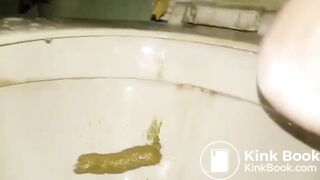 Asian girl shitting - video 8