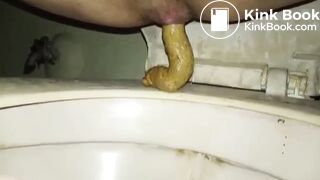 Girl doing a poo - video 2