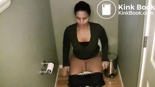 Girl Pooping - video 113
