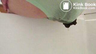 Shitting and pissing in panties - video 2