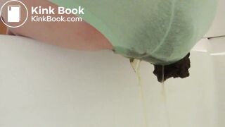 Shitting and pissing in panties - video 2