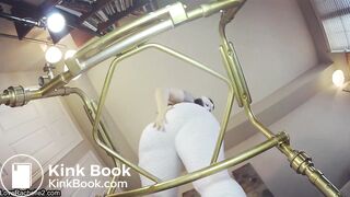... shows off her ass