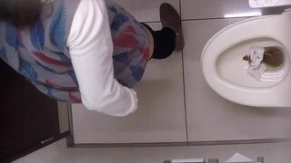 Good voyeur pooping 2