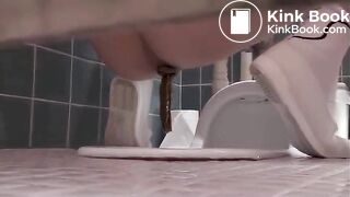 Pretty Girl in Sports Bra Shitting