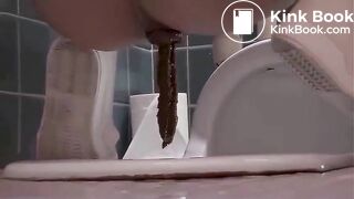 Pretty Girl in Sports Bra Shitting