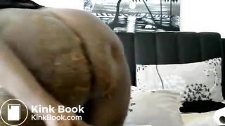 Black se tartine le cul de merde