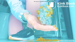 Pawg does some nasty shits