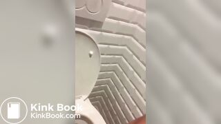 Девушка пукает и какает.