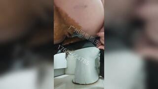 中国女生穿黑丝拉屎